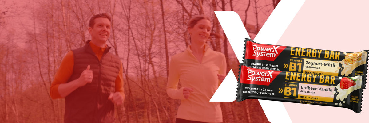 Eine Frau und ein Mann beim Joggen. Im Vordergrund 2 Energy Bars
