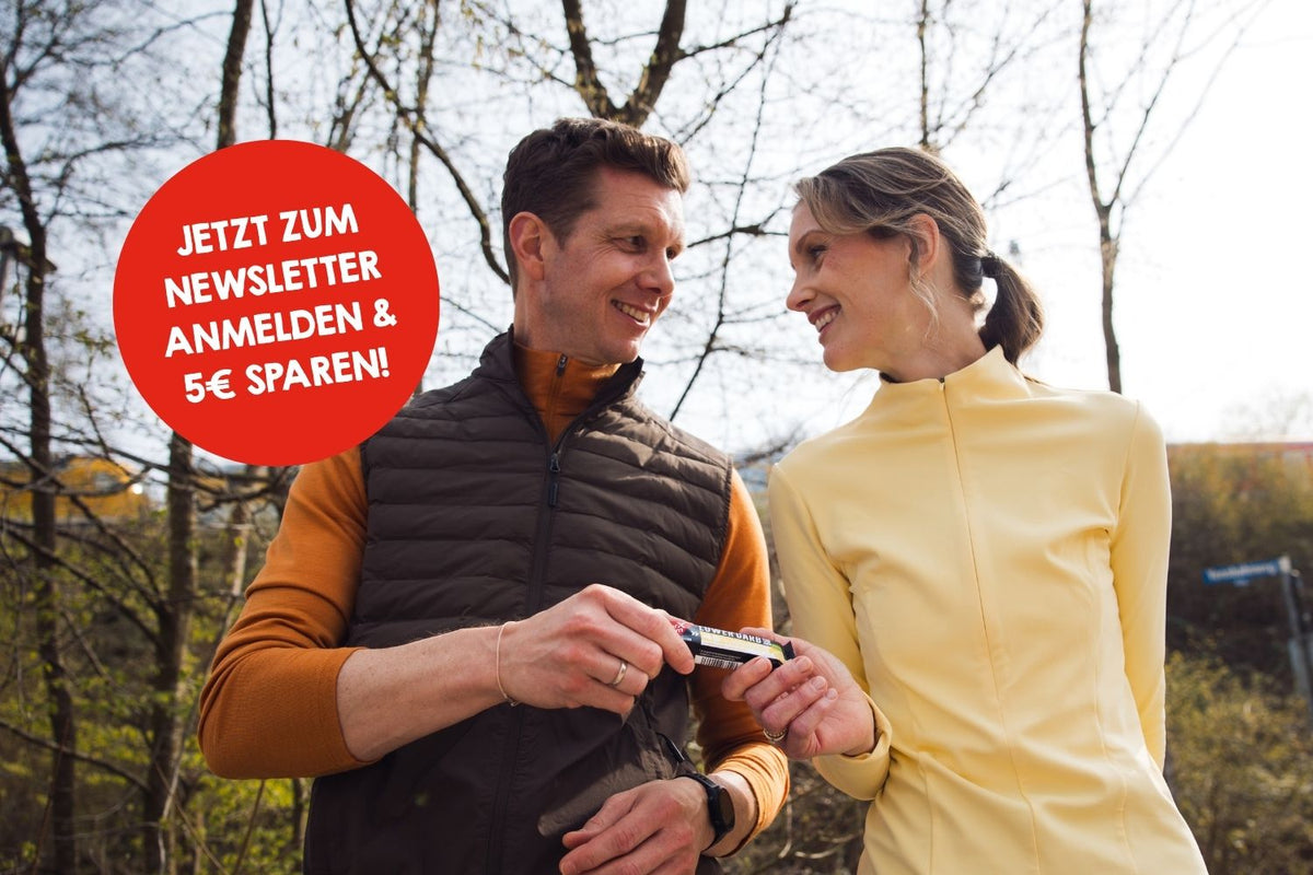Jetzt zum Newsletter anmelden und 5 Euro sparen. Mann und Frau mit einem Proteinriegel