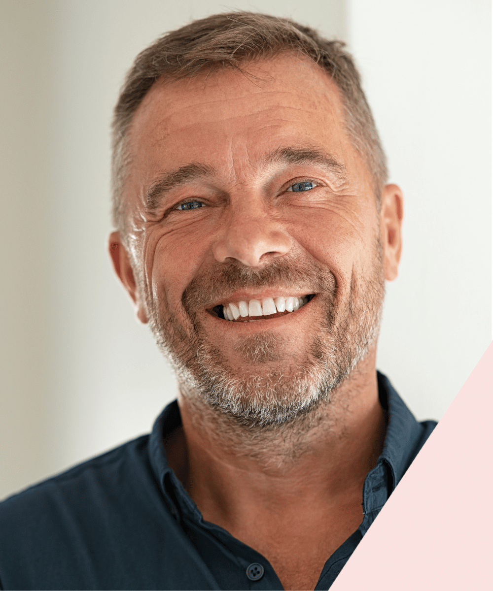 Mann mit einem Proteinshake