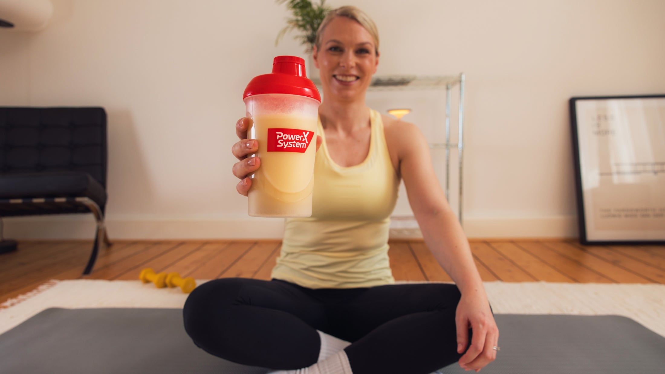 Video Frau bereitet sich einen Shake zu und macht zuhause Sport