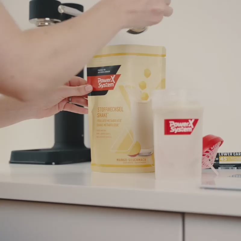 Frau bereitet einen Stoffwechselshake zu und macht dann zuhause Sport